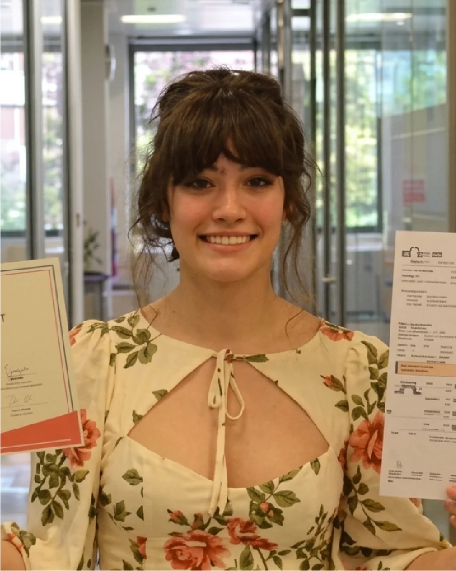 Lucía Zabala con una puntuación TOEFL de 120 puntos
